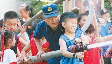 “小小消防员”